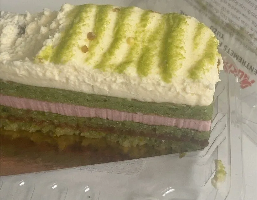Entremets fraise pistache yuzu