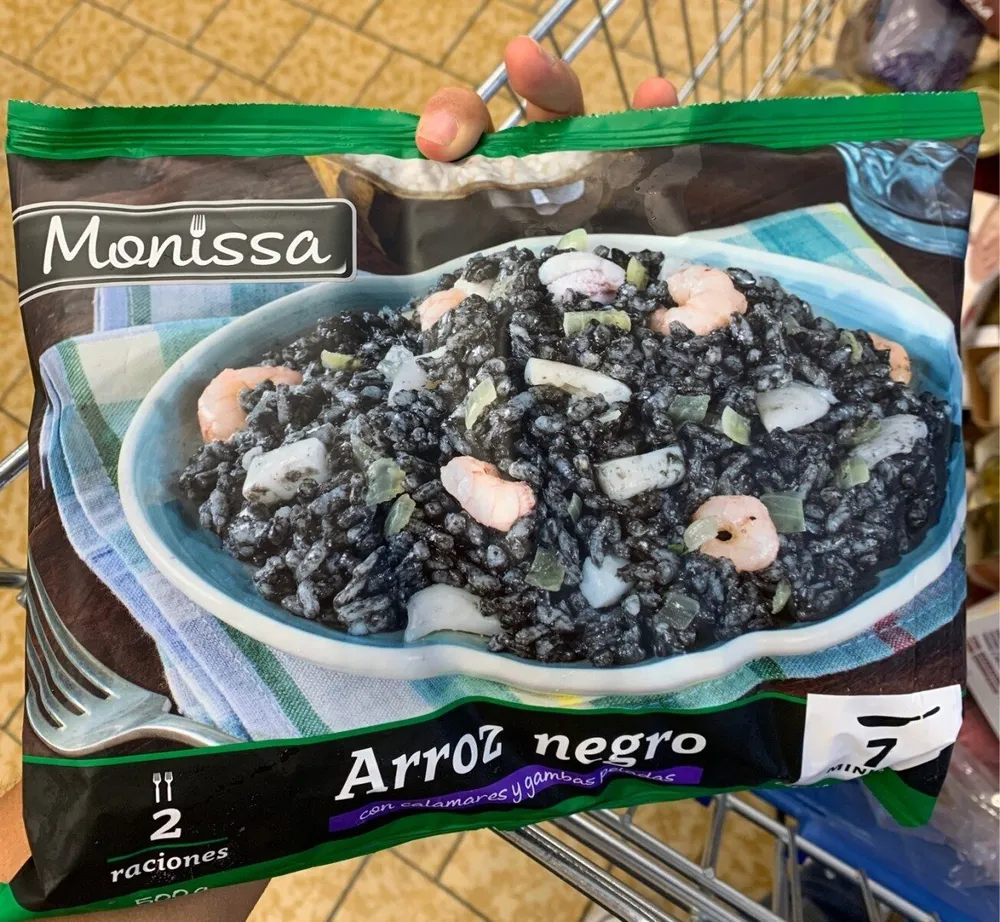 Arroz negro con calamares y gambas peladas