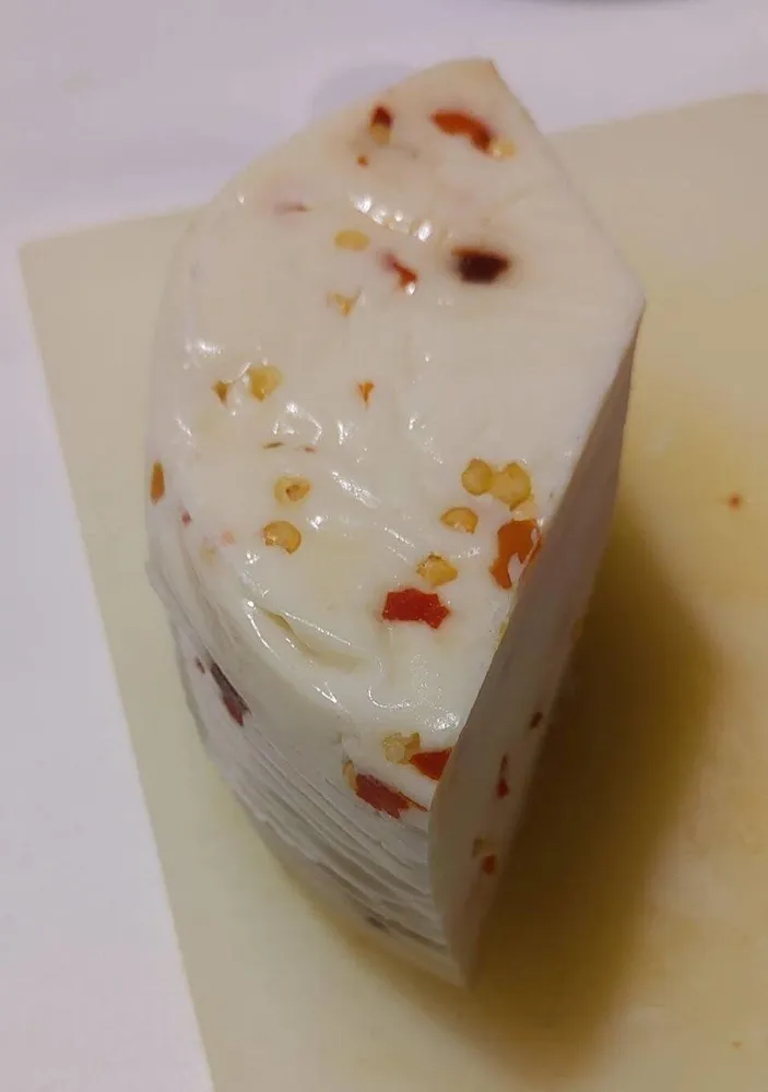 Formaggio primo sale con peperoncino