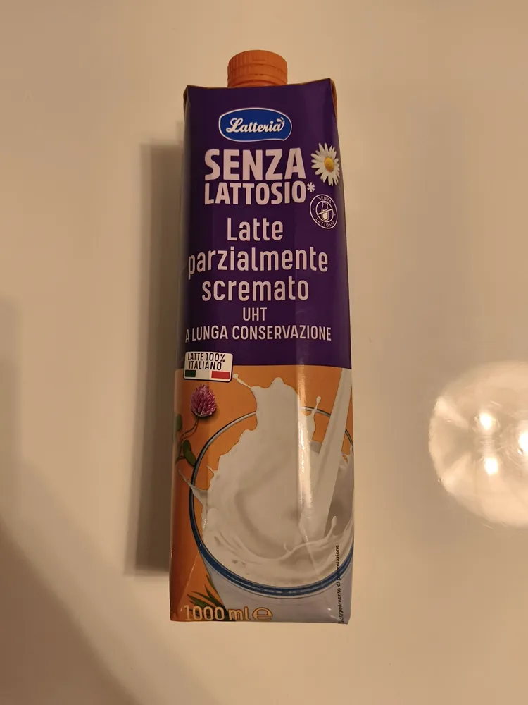 Latte parzialmente scremato UHT a lunga conservazione