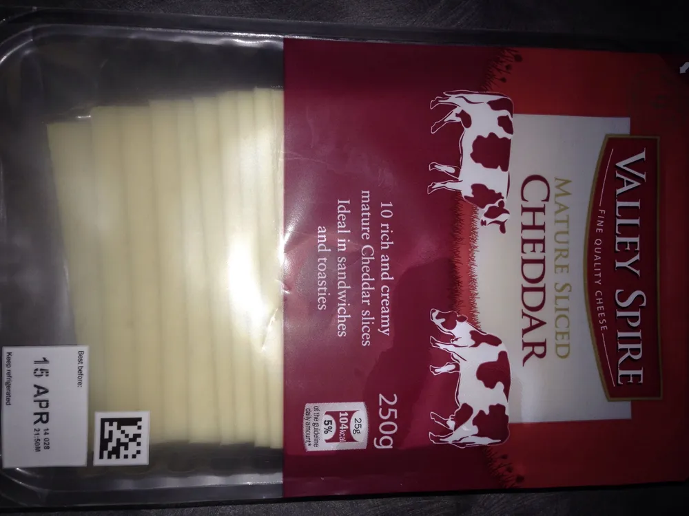 Ser cheddar w plastrach