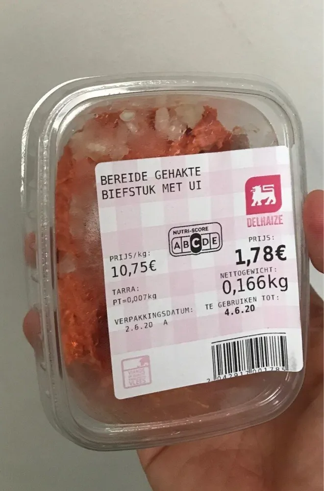 Bereide gehakte biefstuk met ui