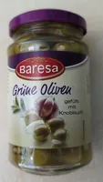 Glas Oliven grün gefüllt mit Knoblauch