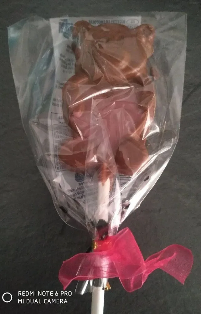 Sucettes en chocolat au lait, colorées