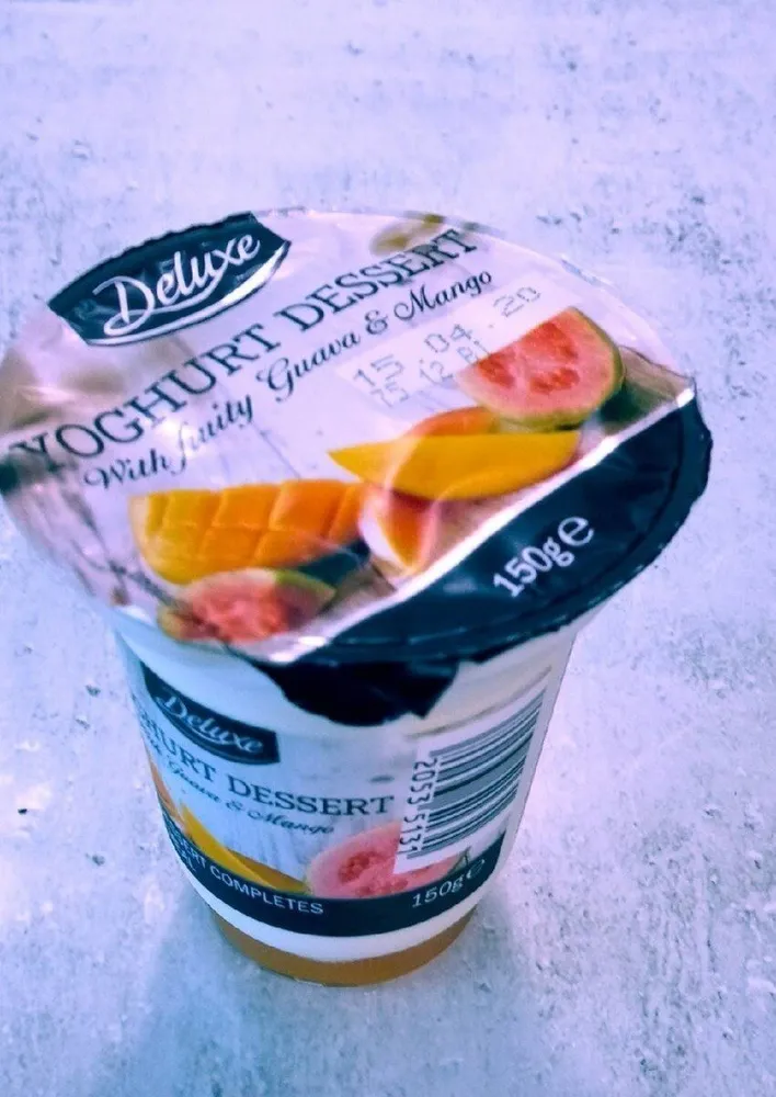 Yogurt dessert con guayaba y mango