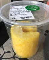Ananas entier decoupe