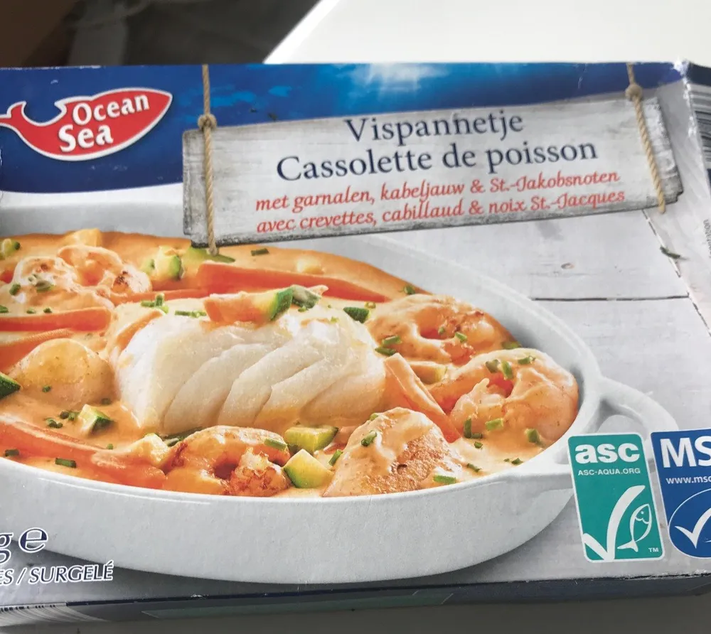Cassolette de poisson avec crevettes, cabillaud et noix de St.-Jacques