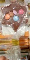Chocolat au lait décoré et garni de bonbons de chocolat