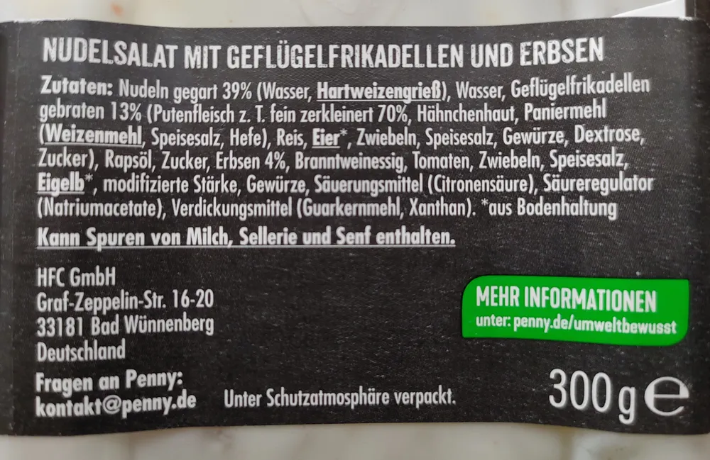 Nudelsalat mit Geflügelfrikadellen und Erbsen