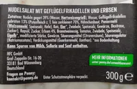 Nudelsalat mit Geflügelfrikadellen und Erbsen
