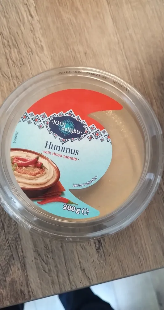 Hummus with dried tomato