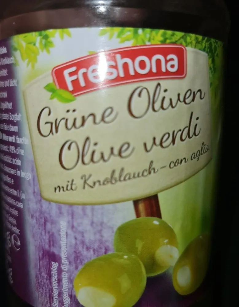 Grüne Oliven mit Knoblauch
