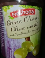 Grüne Oliven mit Knoblauch