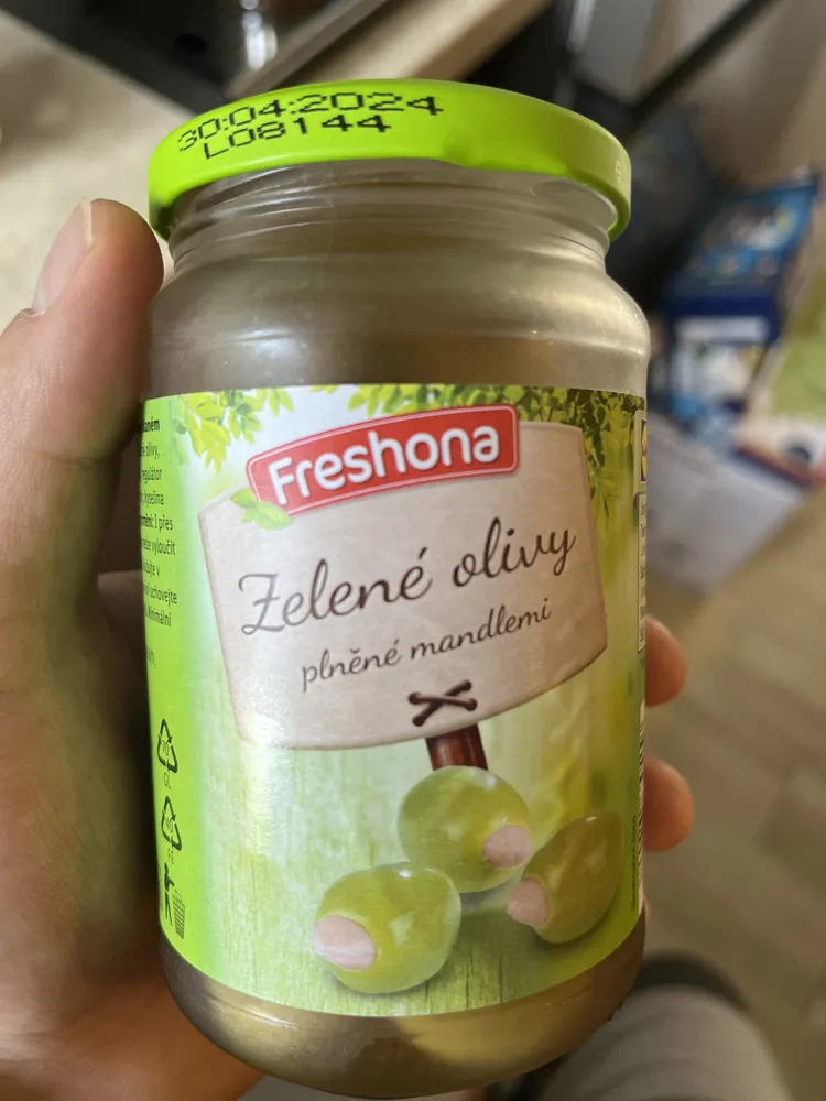 Oliven grün mit Mandeln