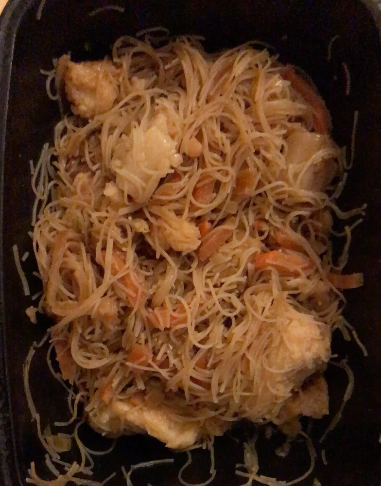 Spaghetti di riso con pollo e gamberi