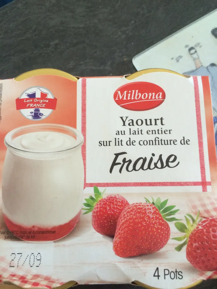 Yaourt au lait entier sur lit de confiture de fraise
