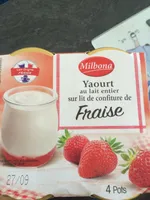 Yaourt au lait entier sur lit de confiture de fraise