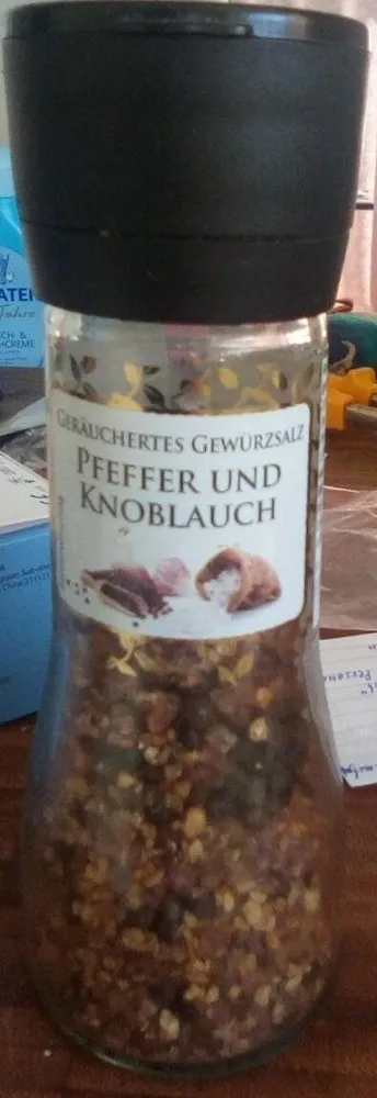 Geräuchertes Gewürzsalz Pfeffer und Knoblauch