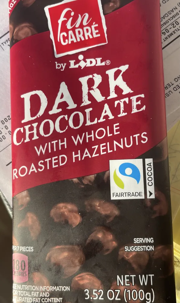 Dunkle Schokolade mit ganzen Haselnüssen