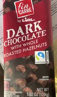 Dunkle Schokolade mit ganzen Haselnüssen
