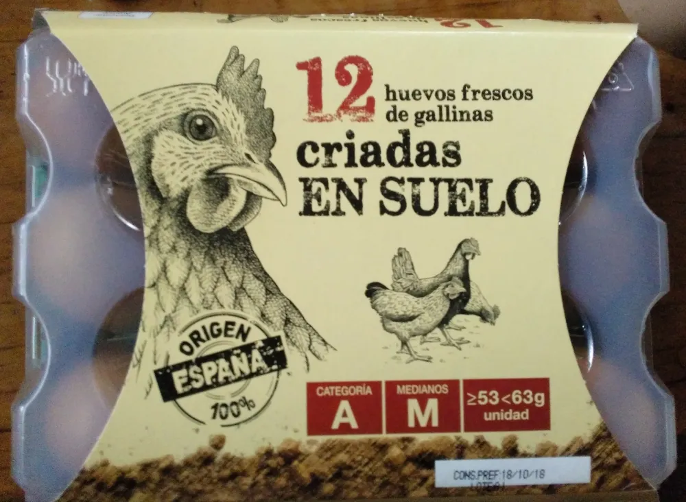 12 huevos frescos de gallinas criadas en el suelo