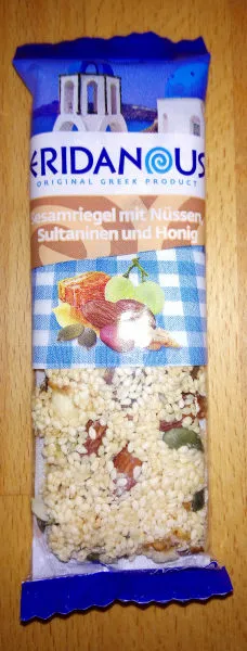 Sesamriegel mit Nüssen, Sultaninen und Honig