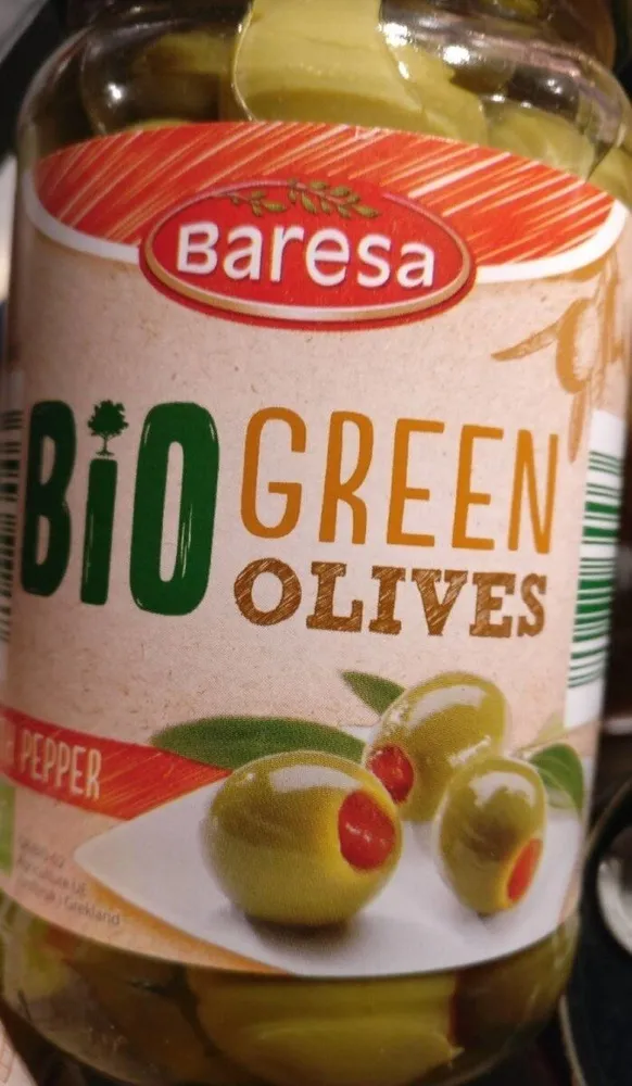 Grüne Oliven mit rotem Paprika