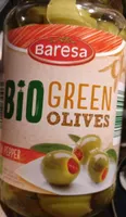 Grüne Oliven mit rotem Paprika