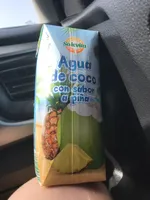 Agua de coco con sabor a piña