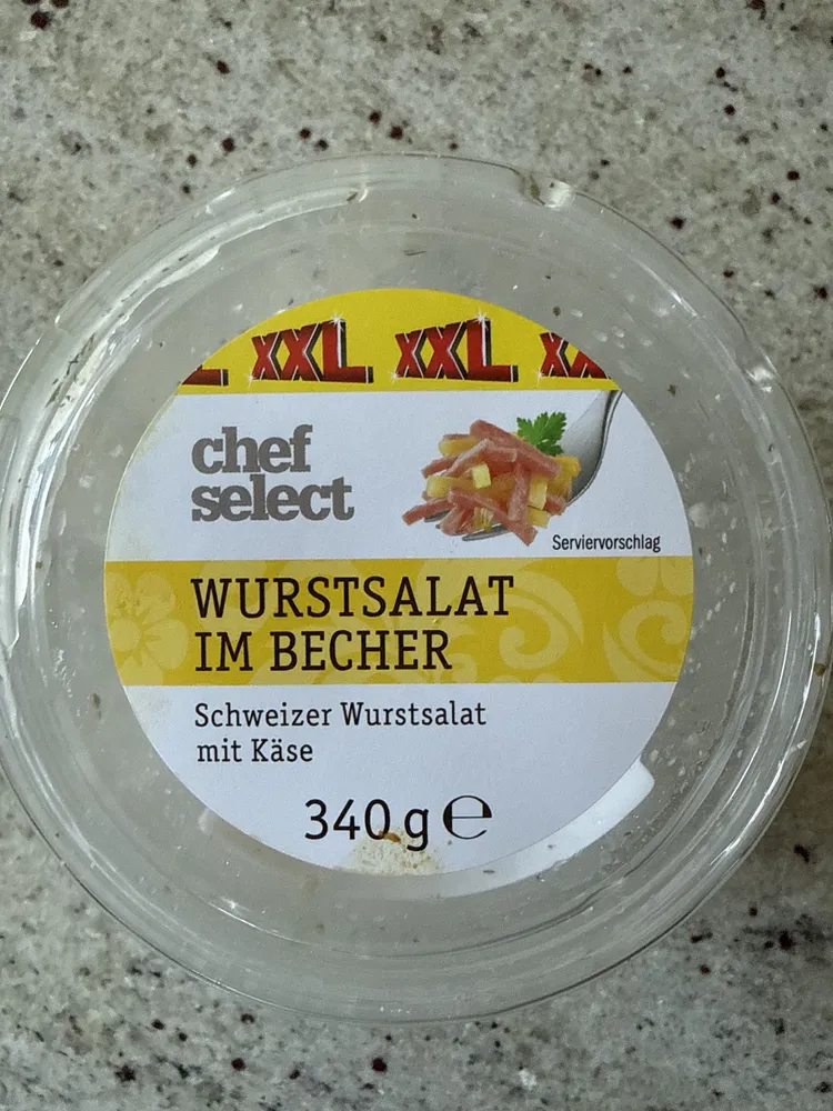 Schweizer Wurstsalat mit Käse im Becher
