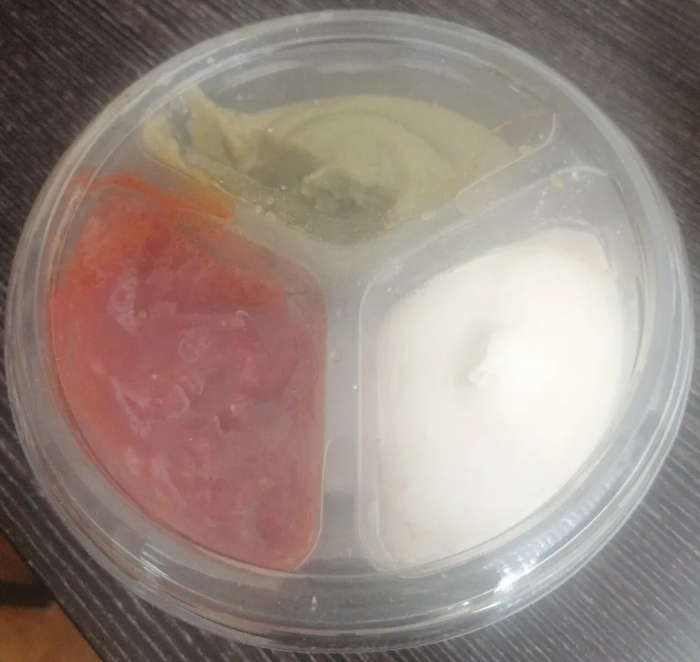 Assortiment guacamole, sauce tomate et crème épaisse
