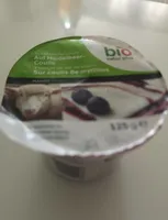 Yoghurt au lait de brebis sur coulis de myrtilles