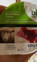 Yogourt au lait de brebis sur coulis de framboises