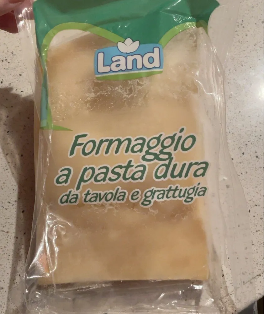 Formaggio a pasta dura da tavola e grattuggia
