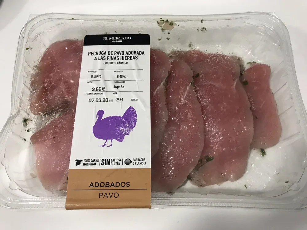 Pechuga de pavo adobada a las finas hierbas