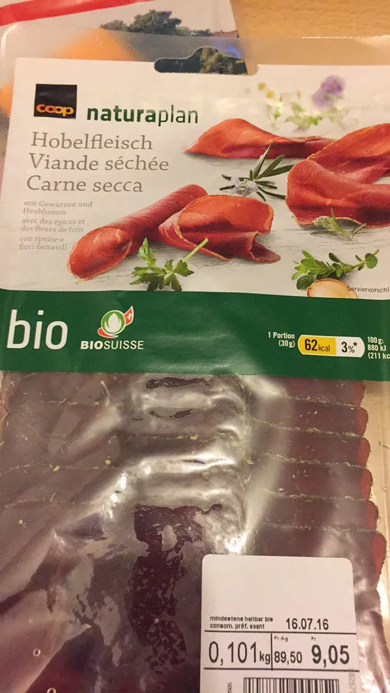 Viande séchée avec des épices et des fleurs de foin