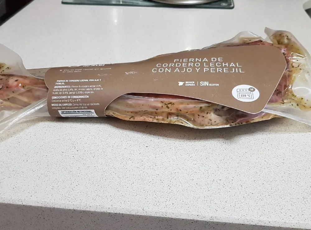 Pierna de cordero lechal con ajo y perejil
