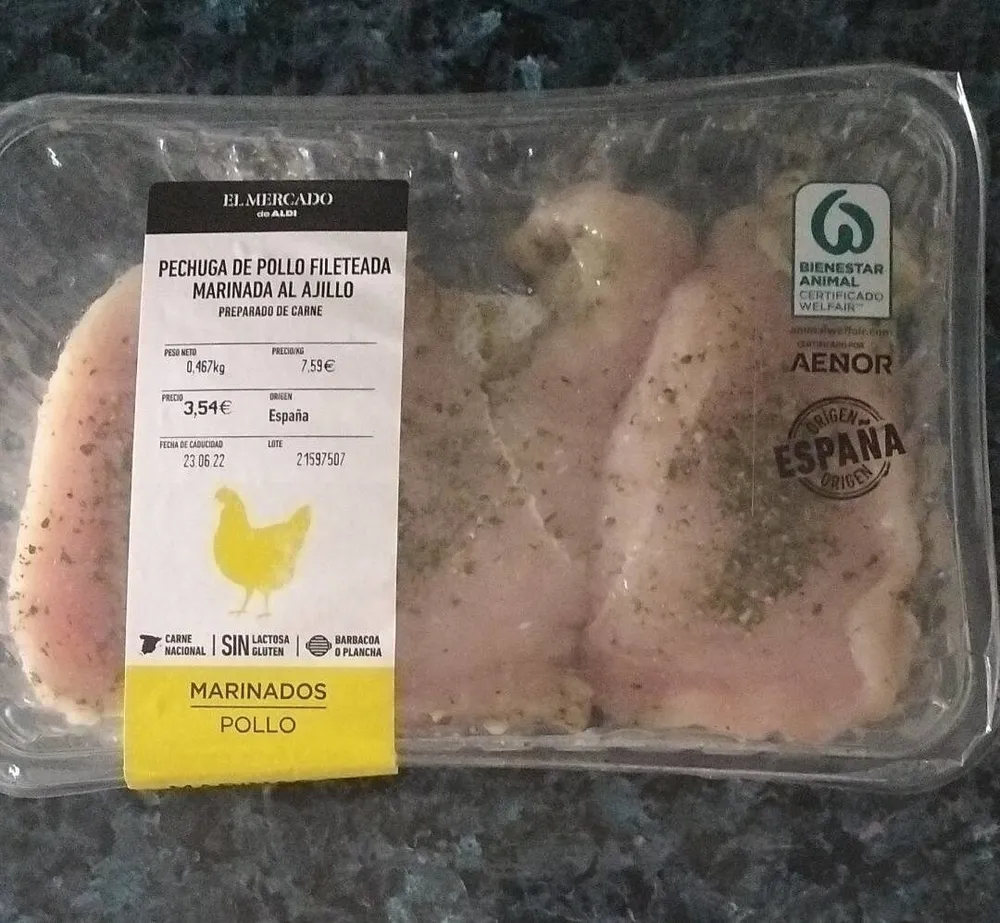 Pechuga de pollo fileteada marinada al ajillo