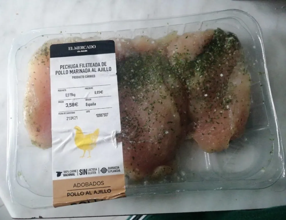 Pechuga fileteada de pollo marinada al ajillo
