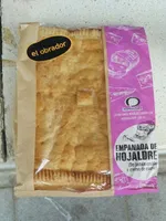 Empanada de hojaldre de jamón y crema de queso