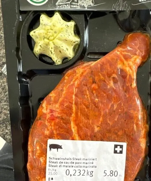Steak de cou de porc mariné