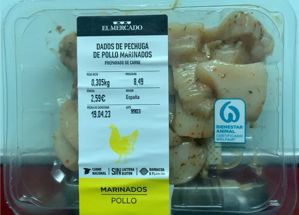 Dados de pechuga de pollo marinados