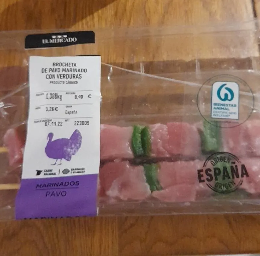 Brocheta de pavo marinado con verduras
