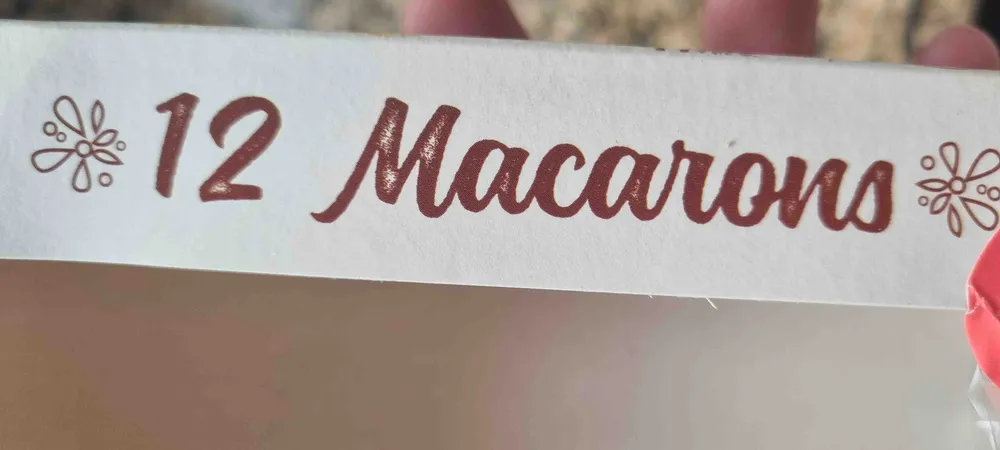 12 Macarons