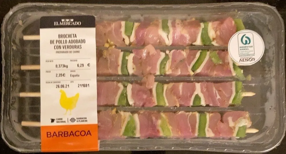 Brocheta de pollo adobado con verduras