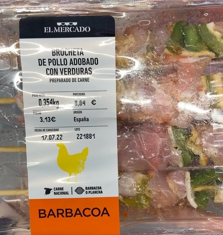 Brocheta de pollo adobado con verduras