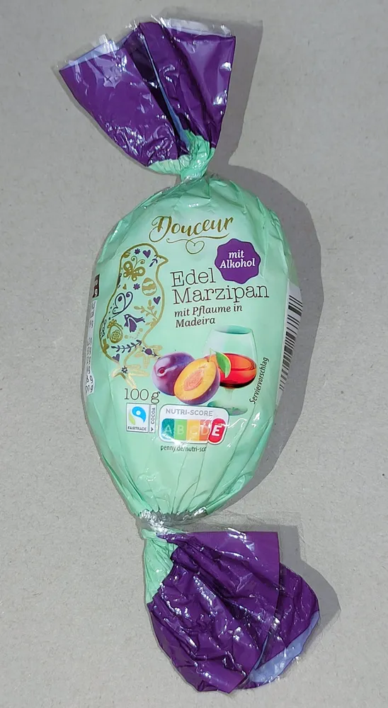Edelmarzipan-Ei mit Pflaume in Madeira