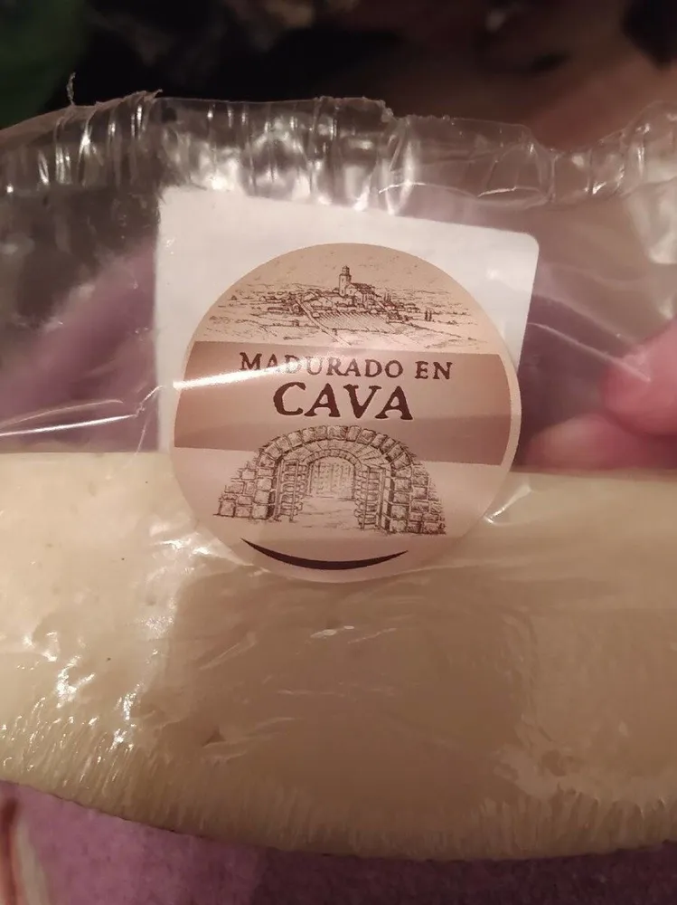 Queso de vaca, oveja y cabra madurado en cava