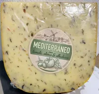 Queso mediterráneo con tomate, olivas y albahaca