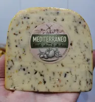Queso Mediterráneo con tomate, olivas y albahaca